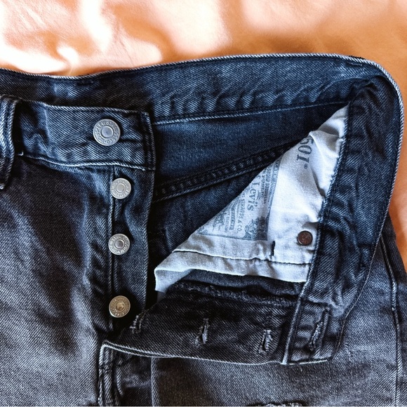 Levi’s 501 Women’s in Fun Night Mid Rise Black Cut-Off Shorts - Size 27 - Picture 4 of 7